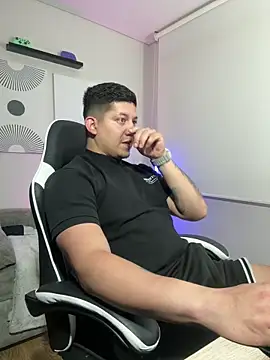 Snapshot of _robertobaggioo chatting on February 21, 9:21 am robertobaggioo online show from February 21, 9:21 am