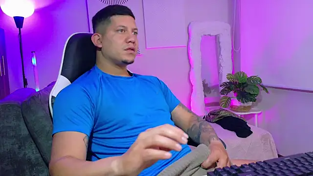 Snapshot of _robertobaggioo chatting on June 6, 11:37 am robertobaggioo online show from June 6, 11:37 am