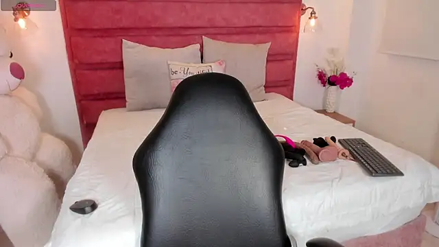 Snapshot of antonella_moon7 chatting on July 1, 10:09 pm antonella moon7 online show from July 1, 10:09 pm