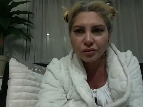 Snapshot of mistycbeauty chatting on April 27, 3:37 am mistycbeauty online show from April 27, 3:37 am