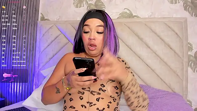 SarahRizof online show from April 22, 5:10 am