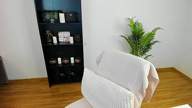 khloe starrr online show from April 27, 4:49 pm