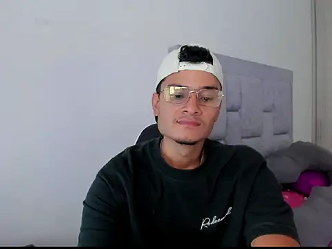 FredericSloan online show from February 24, 8:51 pm