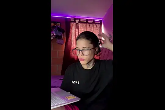 Ale cuzz online show from April 21, 7:50 pm