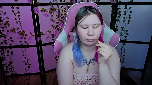 Snapshot of kitsune_little chatting on May 31, 12:34 pm kitsune little online show from May 31, 12:34 pm