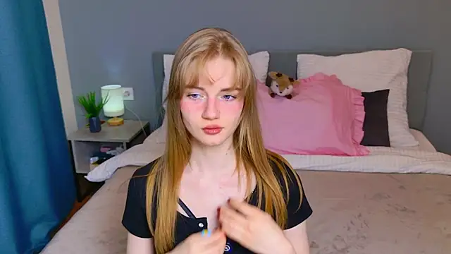 ElfieWhite online show from April 19, 5:56 pm