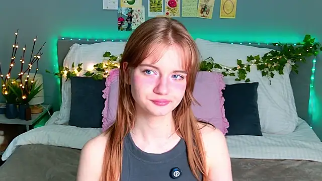 Snapshot of ElfieWhite chatting on June 16, 10:01 pm ElfieWhite online show from June 16, 10:01 pm