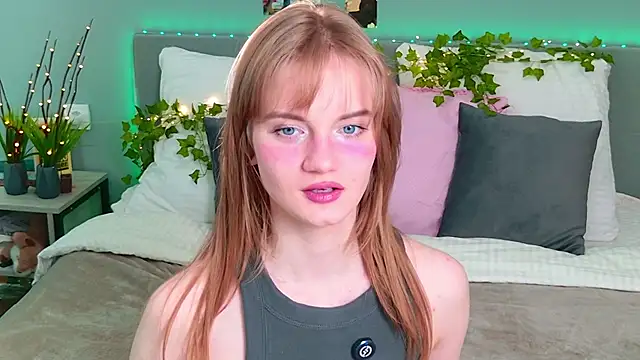 Snapshot of ElfieWhite chatting on June 19, 4:55 pm ElfieWhite online show from June 19, 4:55 pm