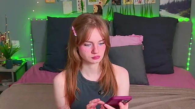 Snapshot of ElfieWhite chatting on July 22, 8:33 pm ElfieWhite online show from July 22, 8:33 pm
