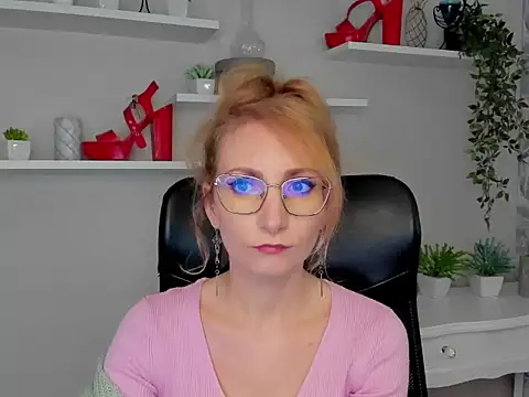 CinderellaMoon online show from March 4, 6:19 am