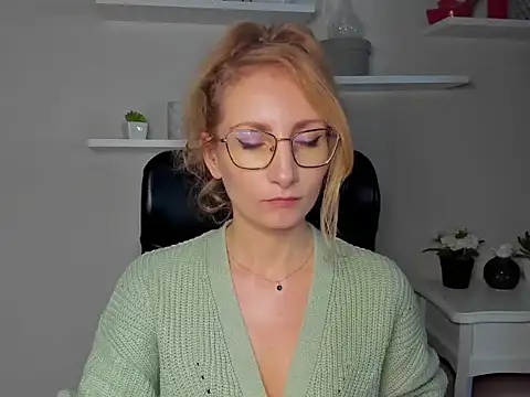 CinderellaMoon online show from March 6, 6:21 am