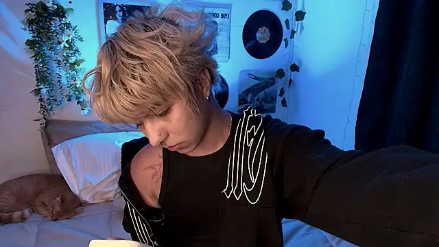 Snapshot of prince_oliverr chatting on February 14, 1:19 pm prince oliverr online show from February 14, 1:19 pm