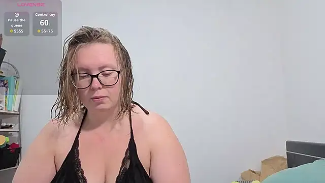 Snapshot of LittleMistys chatting on June 28, 10:43 am LittleMistys online show from June 28, 10:43 am