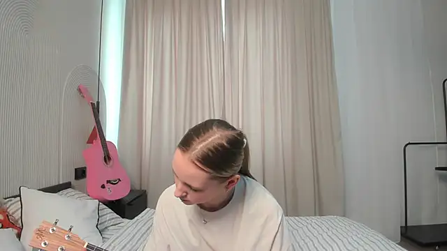 TraceeRebollar online show from March 5, 10:11 am