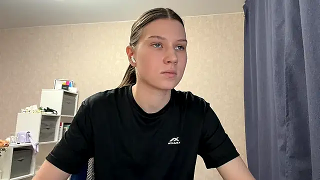 Snapshot of CloudyTube chatting on February 19, 4:47 pm CloudyTube online show from February 19, 4:47 pm