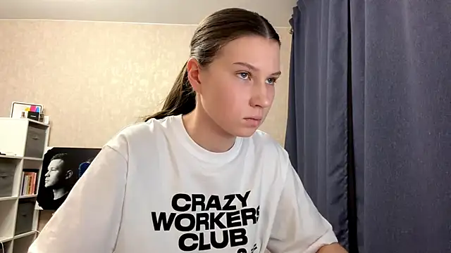 Snapshot of CloudyTube chatting on February 24, 3:54 pm CloudyTube online show from February 24, 3:54 pm