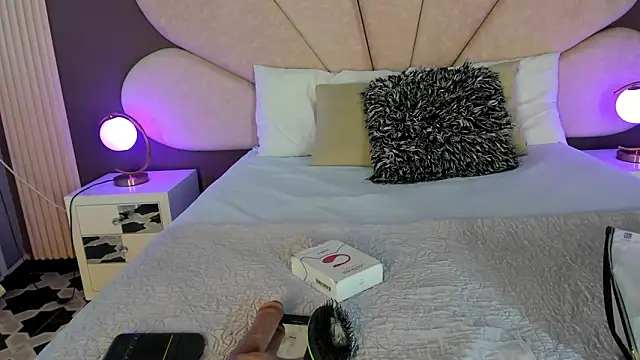 PerlaRogerss  online show from April 1, 11:22 am