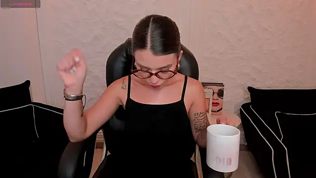 JulietteMoreau online show from May 13, 8:27 pm