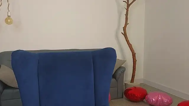 DeliaEffy online show from April 1, 1:41 pm