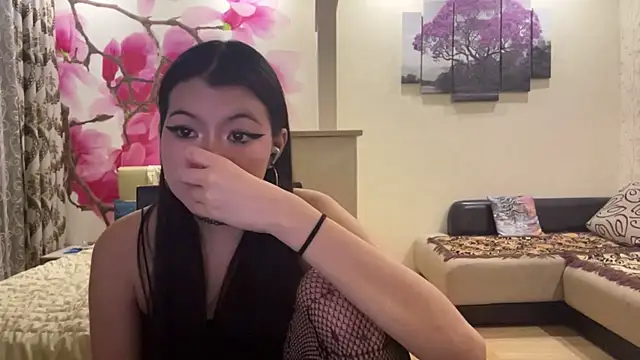 MaeRaads online show from April 23, 9:28 pm