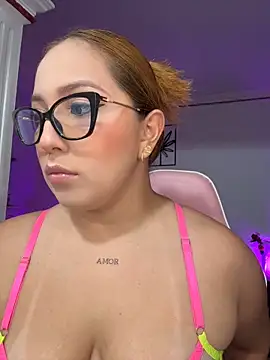 Kiarhatrixie1 online show from April 18, 5:39 pm