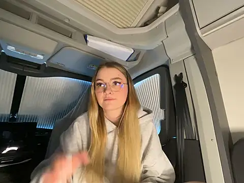 Snapshot of melanieTesss chatting on February 20, 11:11 am melanieTesss online show from February 20, 11:11 am