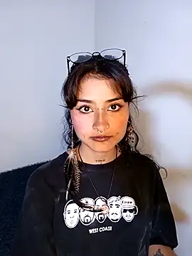 Snapshot of Lili__Clan chatting on March 3, 6:14 pm Lili Clan online show from March 3, 6:14 pm