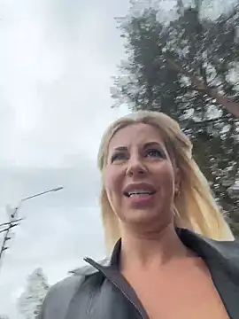 Snapshot of LisaMurr chatting on May 29, 10:24 am LisaMurr online show from May 29, 10:24 am