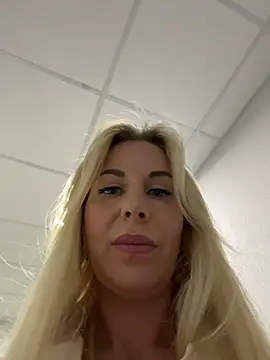 Snapshot of LisaMurr chatting on June 1, 2:08 pm LisaMurr online show from June 1, 2:08 pm