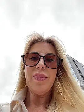 Snapshot of LisaMurr chatting on June 2, 12:29 pm LisaMurr online show from June 2, 12:29 pm