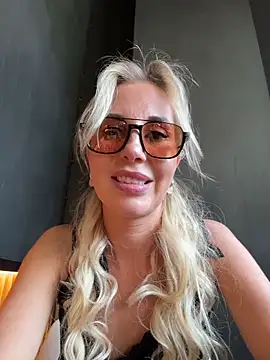 Snapshot of LisaMurr chatting on June 12, 1:54 pm LisaMurr online show from June 12, 1:54 pm