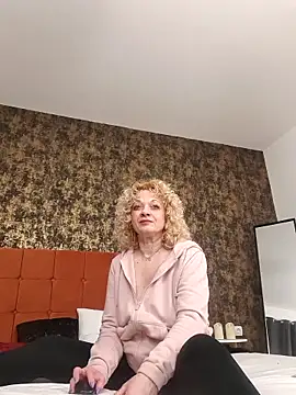 LaireeFelini online show from March 5, 7:10 pm