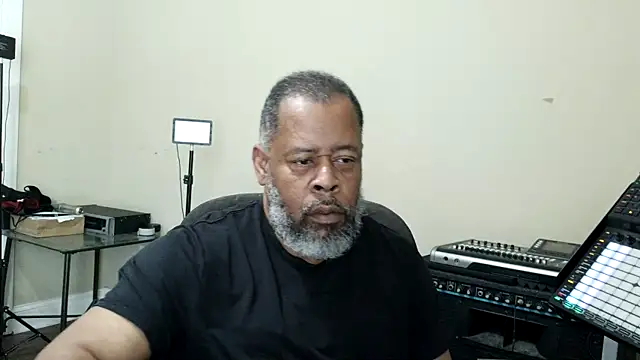 Cleozevo1961 online show from April 8, 4:07 pm