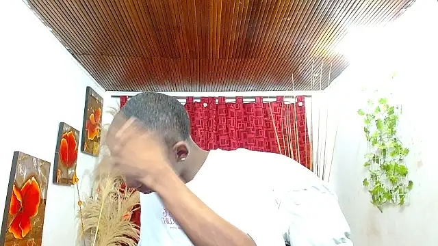 milo018 online show from February 25, 9:13 pm