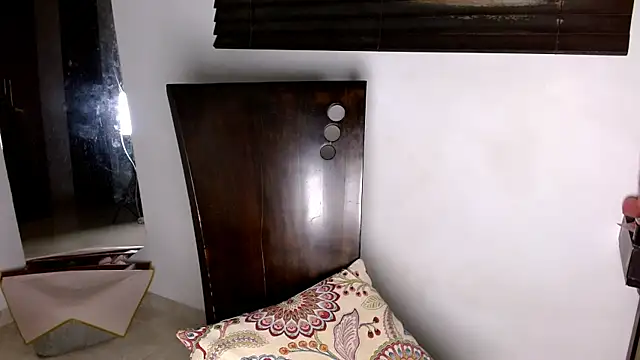 MiaDiamontLatin online show from April 21, 1:42 am