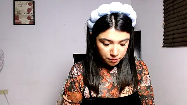 MiaDiamontLatin online show from April 22, 3:09 am