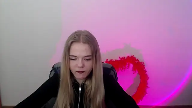 FoxiLana online show from March 3, 8:20 am