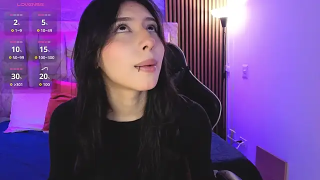 chloe bluee  online show from April 21, 11:05 am