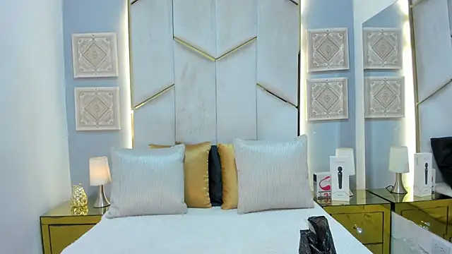 KarinaaCoxx online show from April 21, 12:11 pm