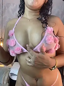 Snapshot of Miaafoxx__ chatting on February 21, 7:48 pm Miaafoxx online show from February 21, 7:48 pm