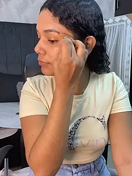 Snapshot of Miaafoxx__ chatting on February 24, 7:34 pm Miaafoxx online show from February 24, 7:34 pm