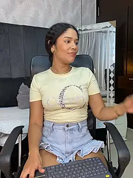 Snapshot of Miaafoxx__ chatting on March 8, 2:04 am Miaafoxx online show from March 8, 2:04 am