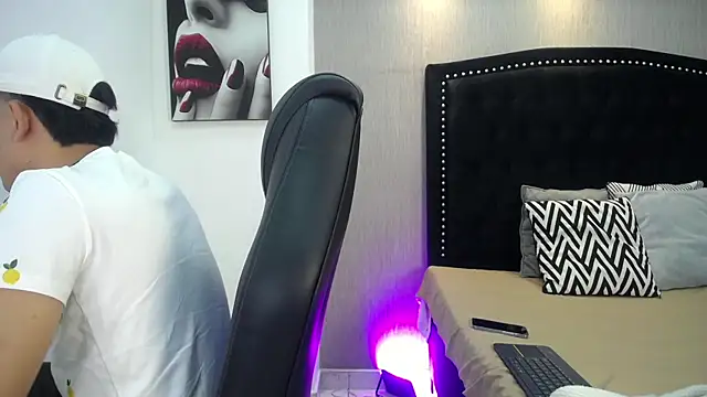 NewYoungHot online show from April 11, 8:24 pm