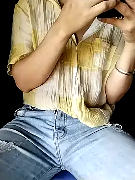 ngocbao11 online show from April 13, 1:44 am