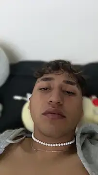 Snapshot of Alejandroml2 chatting on April 8, 7:52 am Alejandroml2 online show from April 8, 7:52 am