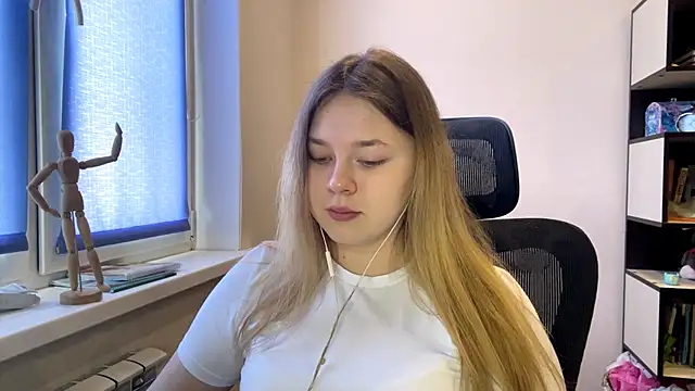 TomikoPfau online show from February 24, 8:01 am