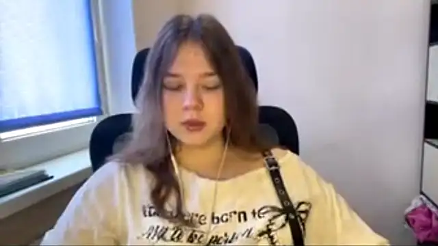 TomikoPfau online show from March 14, 8:09 am