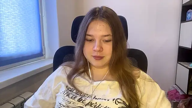 TomikoPfau online show from March 29, 8:03 am