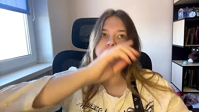 TomikoPfau online show from March 30, 8:15 am