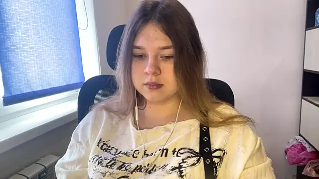 TomikoPfau online show from April 2, 7:39 am